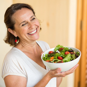 Confident woman enjoying healthy eating, highlighting the benefits of weight loss hypnosis.